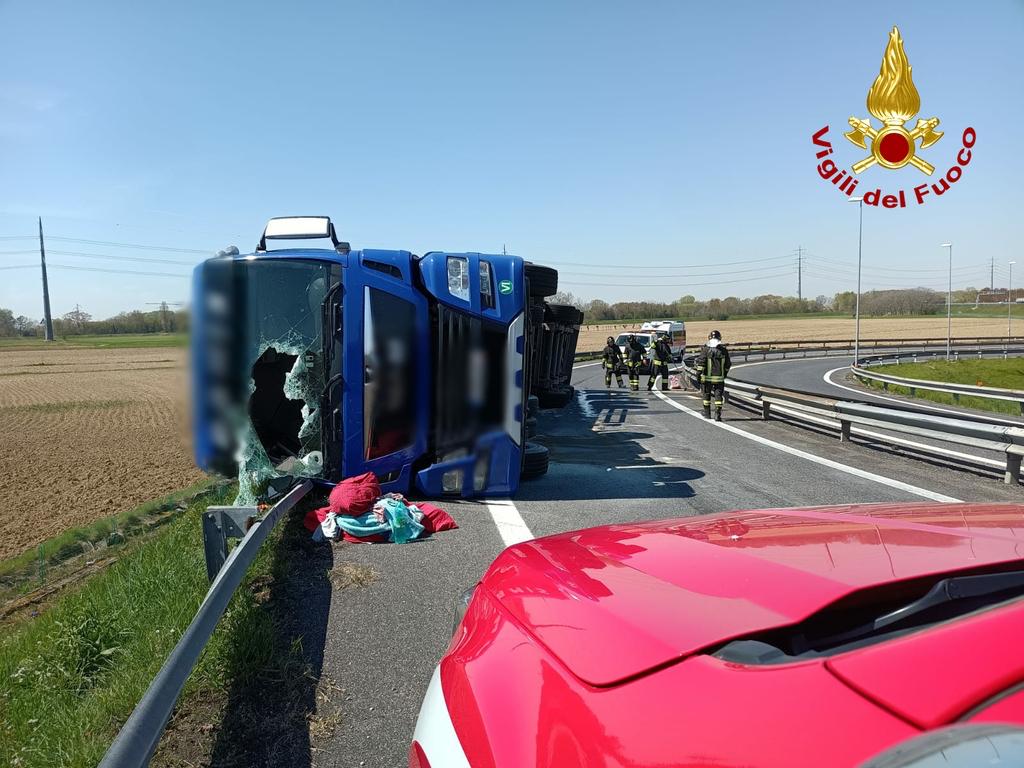 Immagine per Prende male la curva e ribalta il camion, incidente in A34 a Villesse